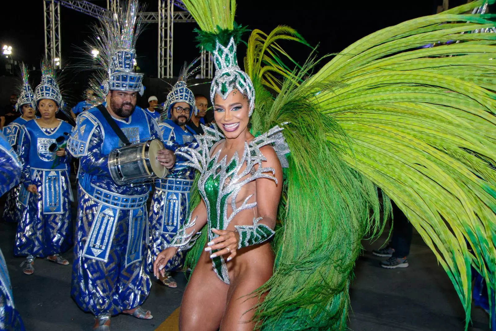 Rainha de Bateria da Vila Maria, Savia David apostou em material inusitado para desfile